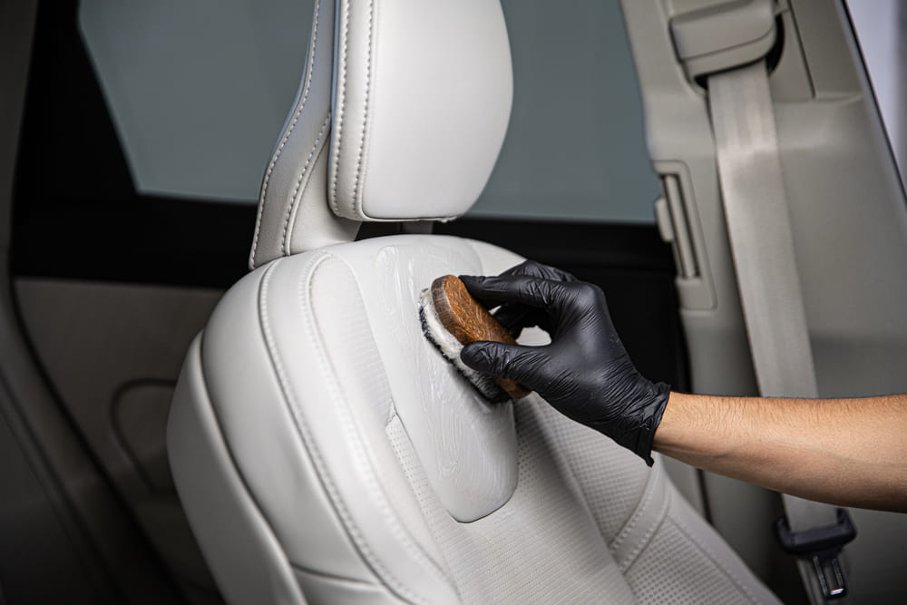 nettoyage d'un siège automobile à la brosse